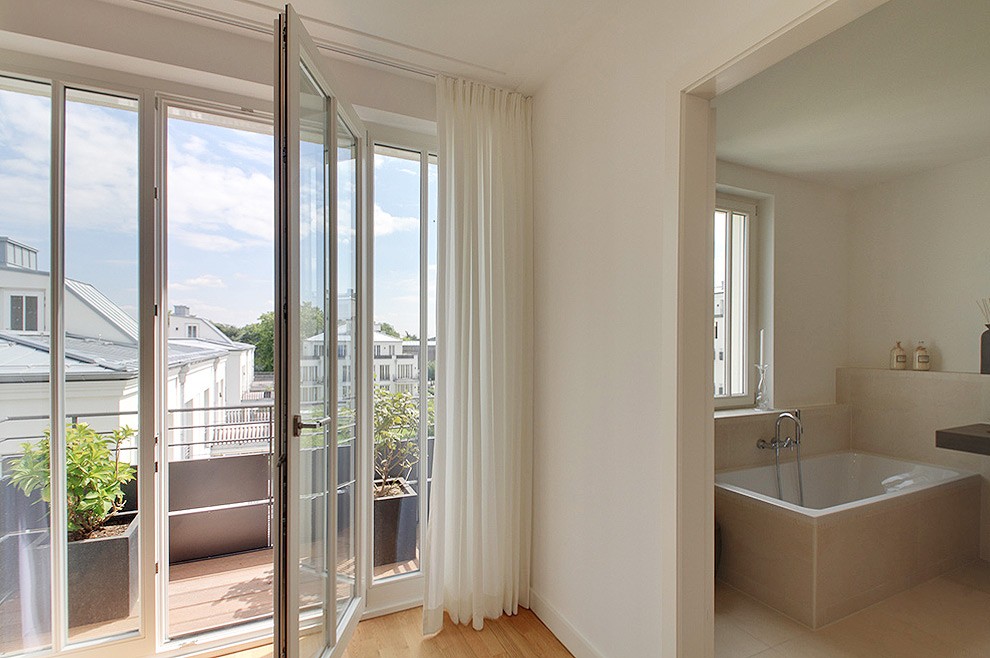 Badezimmer und Balkon einer luxuriösen Wohnung in den Klostergärten Münster